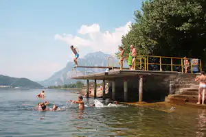 Camping Rivabella - Camper springen in den Langensee, an dem der Campingplatz liegt