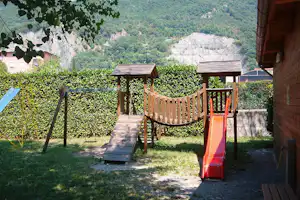 Camping Rivabella - Kinderspielplatz mit Kletterburg, Rutschen und einer Schaukel