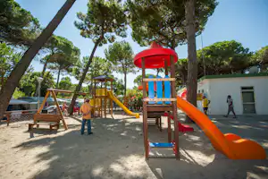 Camping Rivaverde - Kinderspielplatz auf dem Campingplatz im Schatten der Bäume auf dem Campingplatz