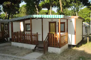 Camping Rivaverde - Mobilheimen umringt von Wald auf dem Campingplatz