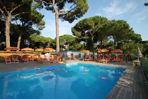 Camping Rivaverde - Pool mit Liegestühlen und Sonnenschirmen auf dem Campingplatz