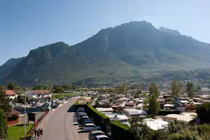 Camping Rive Bleue - Campingplatz Übersicht mit Blick auf die Berge des Kantons Wallis