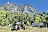 Camping River - Stellplaetze-auf-der-Wiese-mit-Bergblick