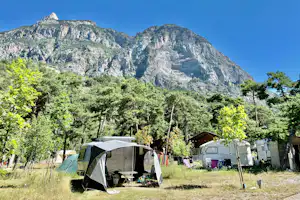 Camping River - Stellplaetze-auf-der-Wiese-mit-Bergblick