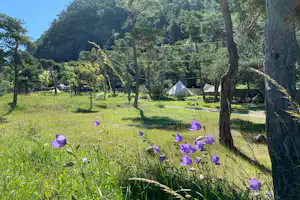 Camping River - Tipi-Zelt-im-Gruenen-auf-dem-Campingplatz