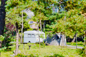 Camping River - Wohnwagen-Stellplaetze-auf-der-Wiese