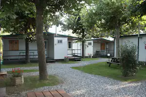 Camping River - Bungalows mit überdachten Terrassen an einem Weg