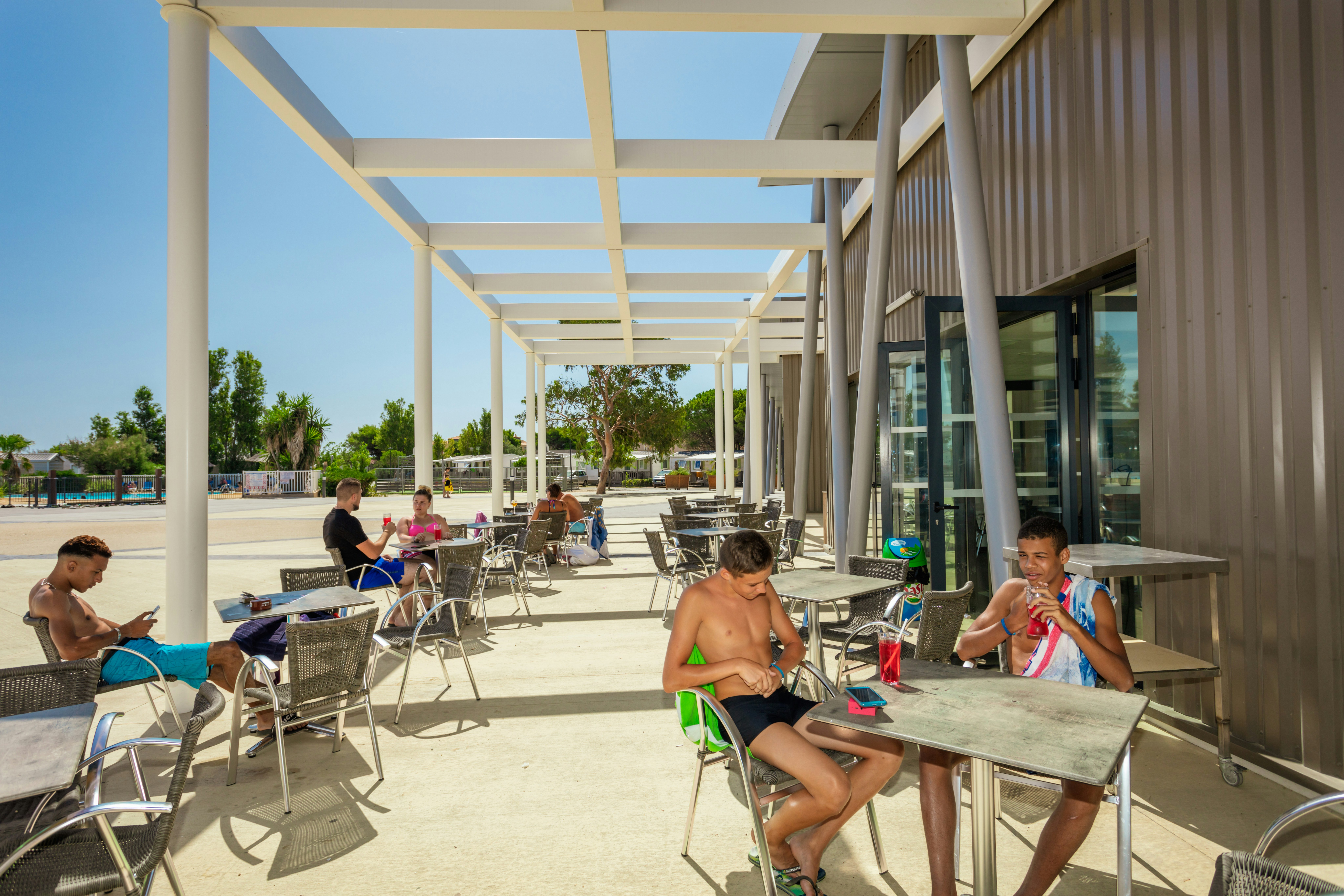 Camping Rives des Corbières  - Restaurant mit Terrasse auf dem Campingplatz