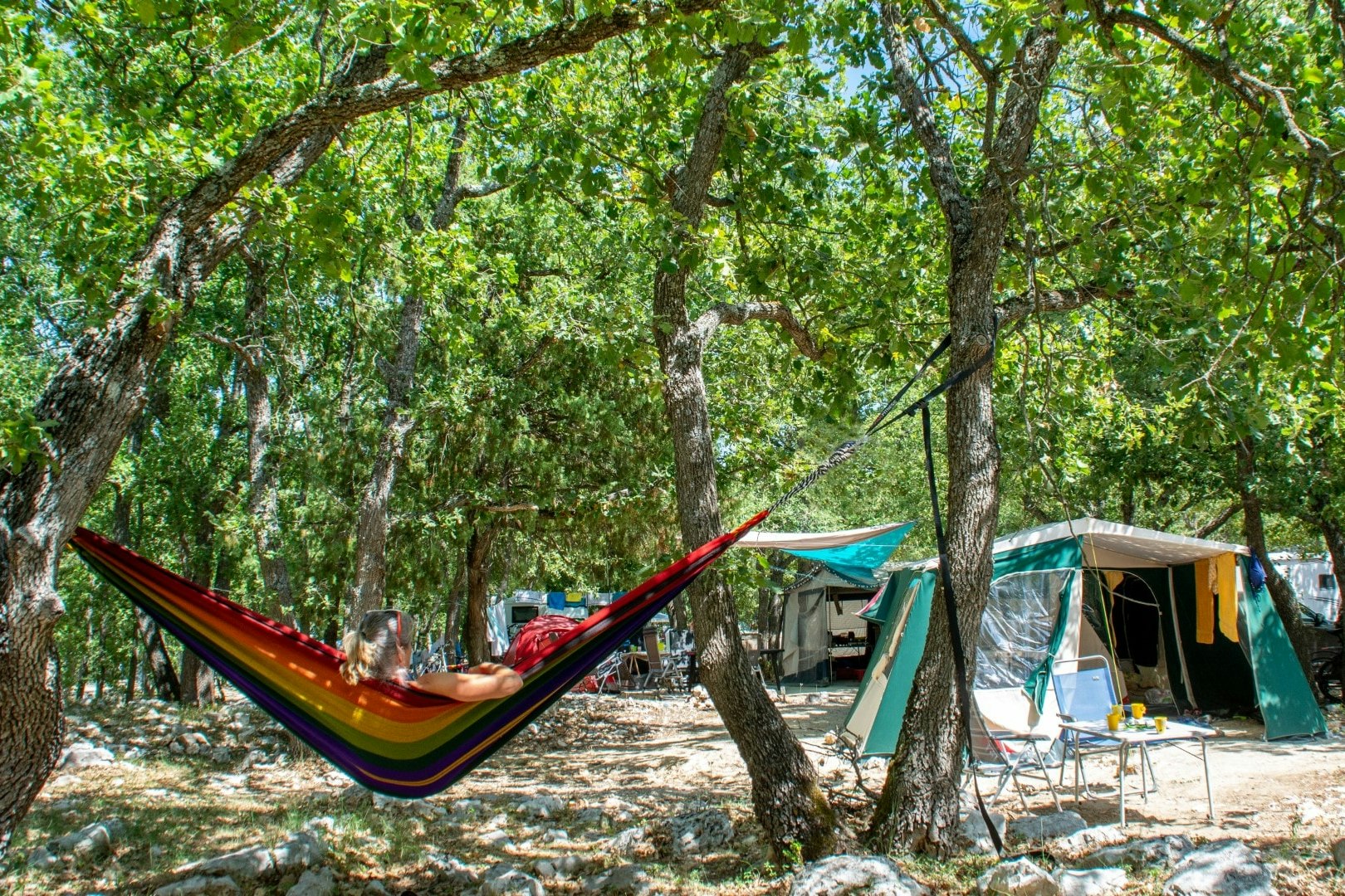 Camping Rives du Lac de Sainte Croix - Camper in Hängematte vor Zelt