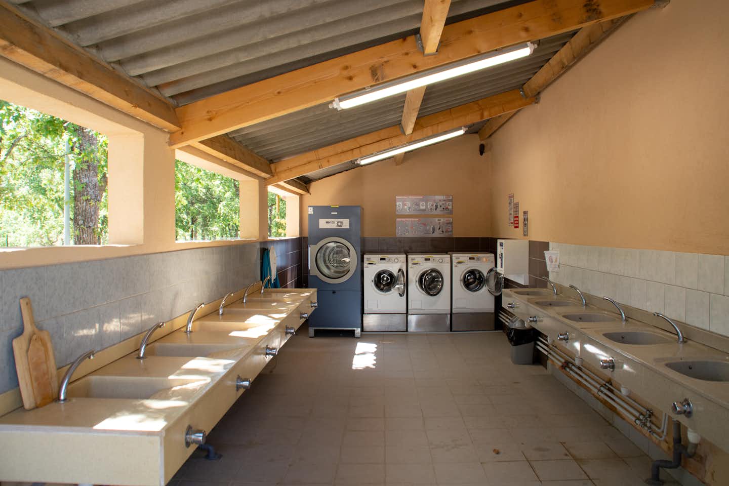 Camping Rives du Lac de Sainte Croix - Sanitärbereich mit Waschmaschinen und Abwaschbecken