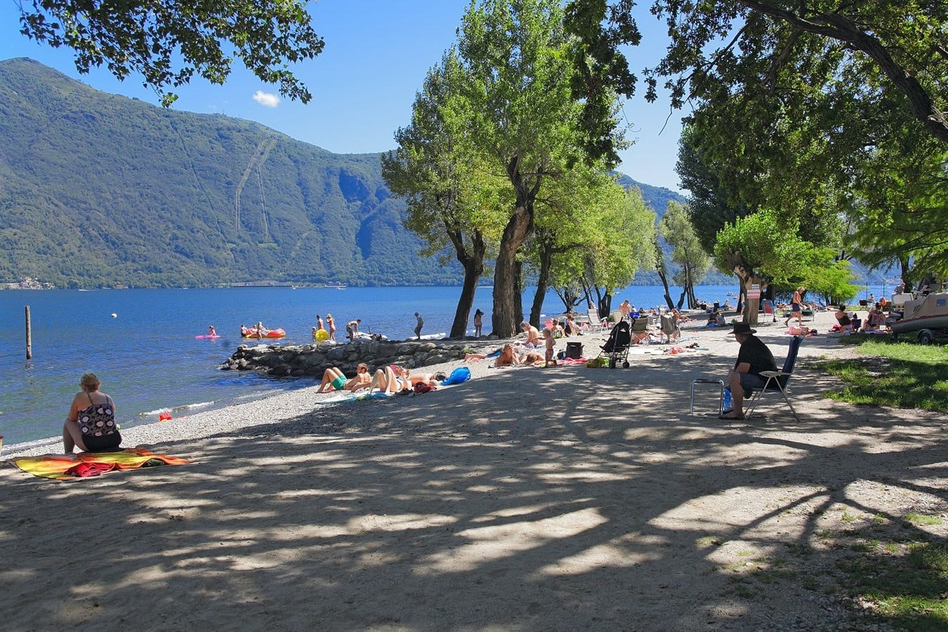 Camping Riviera - Badegäste am Strand des Lago Maggiore
