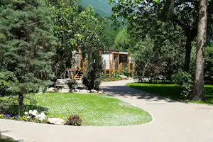 Camping Riviera - Mobilheime mit überdachten Terrassen an einer Strasse des Campingplatzes