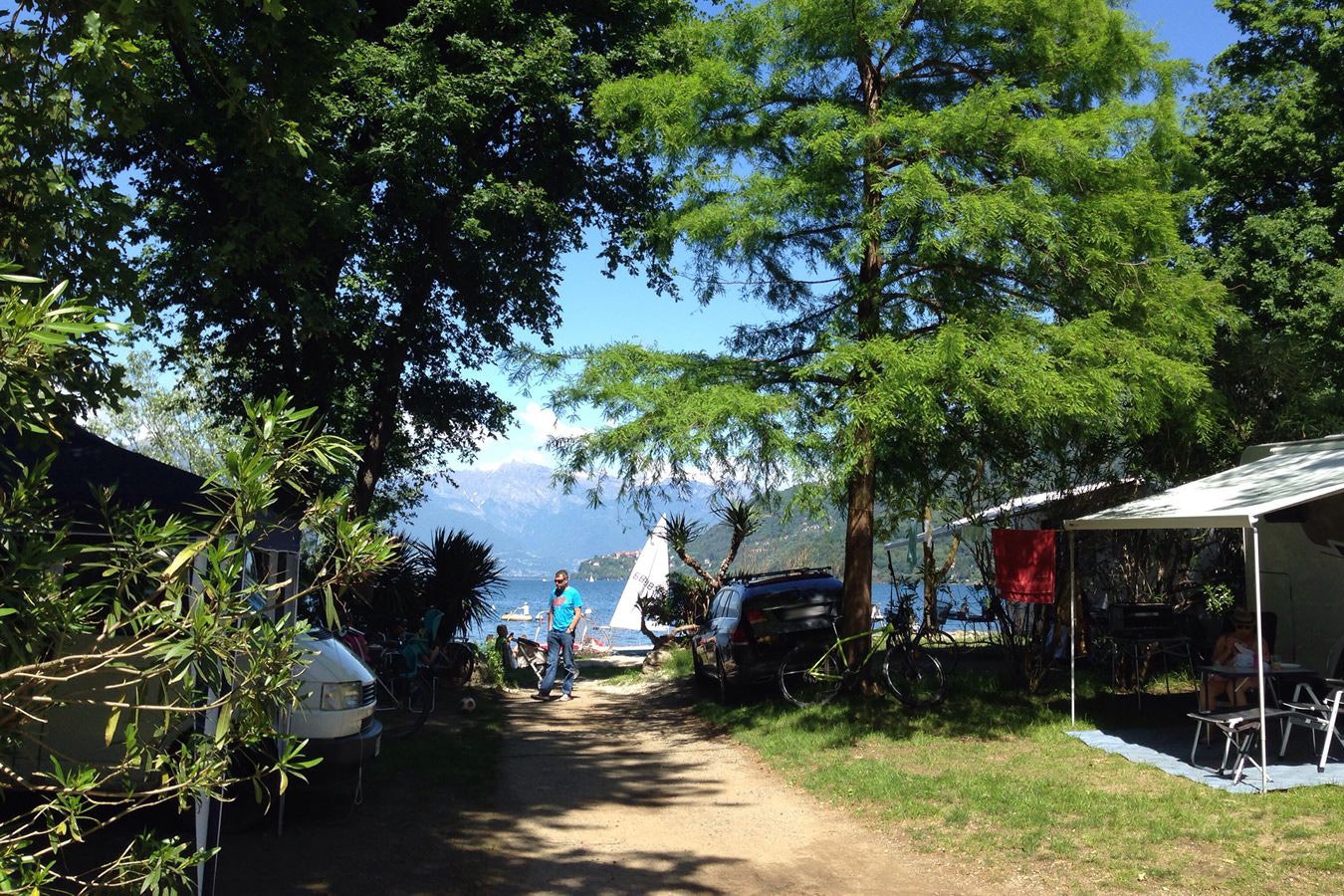 Camping Riviera - Strasse des Campingplatzes zum Lago Maggiore mit Stellplätzen an beiden Seiten