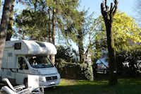 Camping Riviera - Wohnmobil auf einem Stellplatz des Campingplatzes