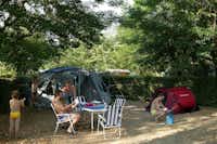 Camping Rivière de Cabessut - Gäste vor ihrem Zeltplatz