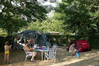 Camping Rivière de Cabessut - Gäste vor ihrem Zeltplatz