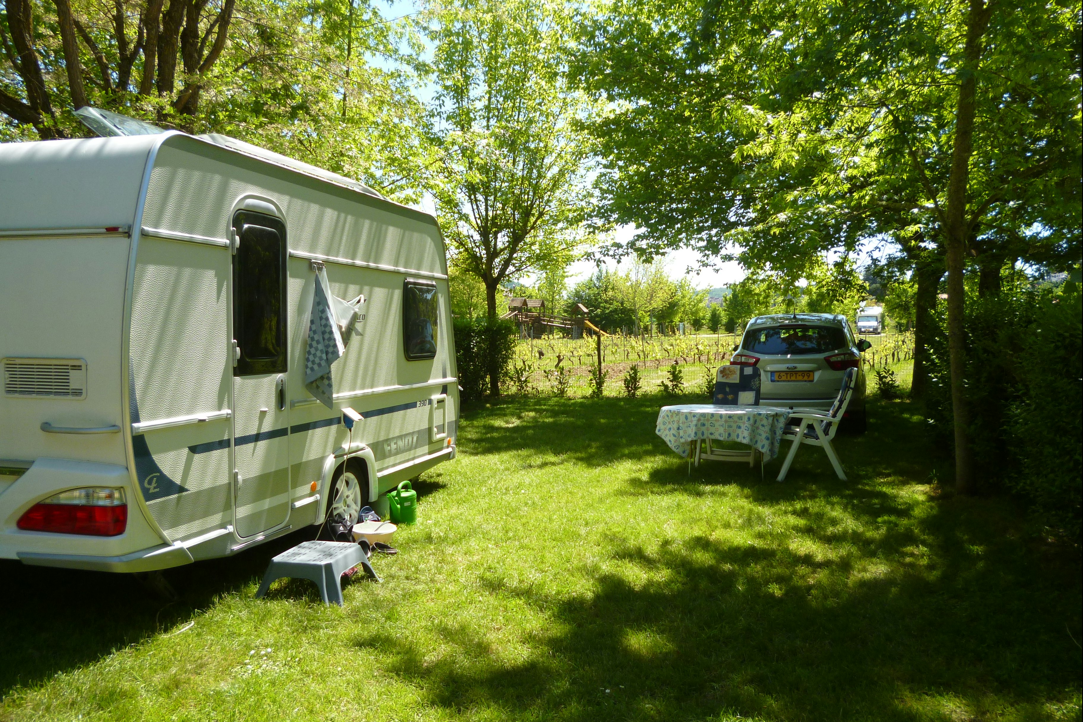 Camping Rivière de Cabessut - Standplätze im Grünen auf dem Campingplatz