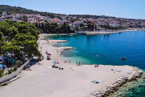 Camping Rožac - Blick auf den Strand mit Badebucht