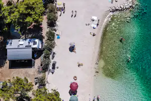 Camping Rožac - Standplatz von oben in direkter Strandlage