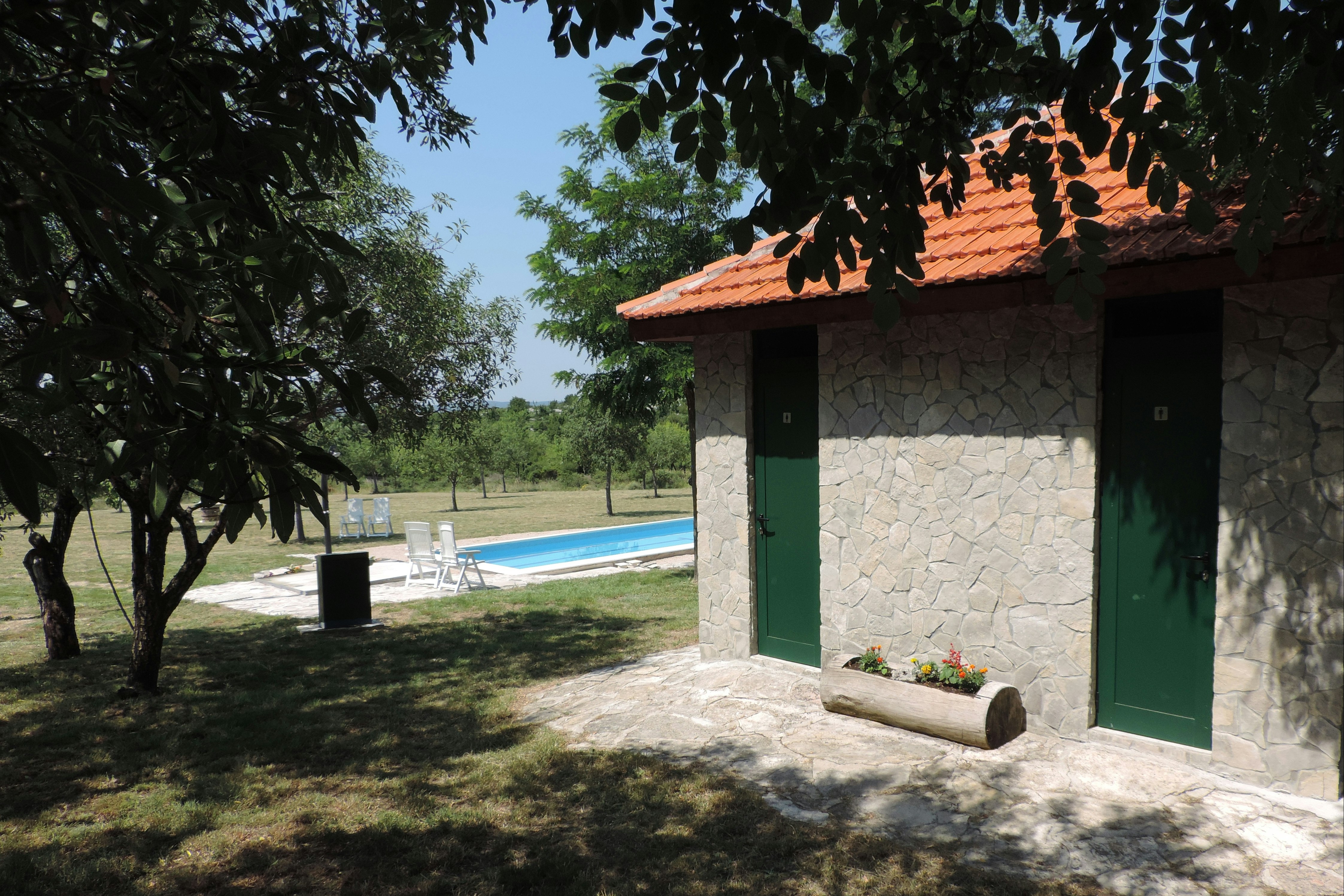 Camping Robeko -  Sanitärgebäude neben dem Pool auf dem Campingplatz