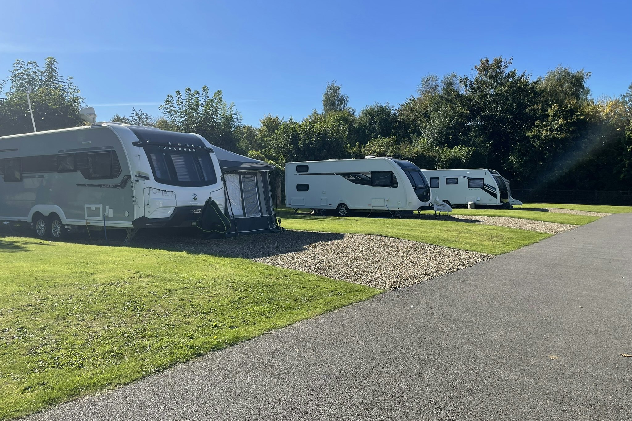 Robin Hood Caravan Park  Camping Robin Hood - Wohnmobil- und Wohnwagenstandplätze auf der Wiese