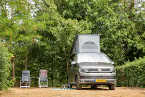 Camping de Bourges - Standplätze im Grünen auf dem Campingplatz