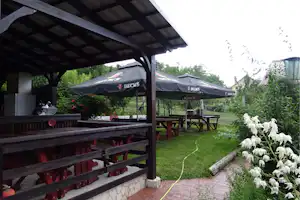 Camping Robinson Country Club - Biergarten auf der Wiese auf dem Campingplatz