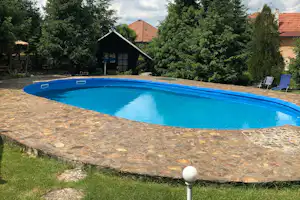 Camping Robinson Country Club - Pool mit Liegestühlen auf dem Campingplatz