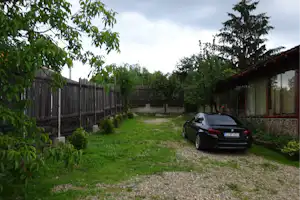 Camping Robinson Country Club - Wohnmobil- und Wohnwagenstellplätze auf der Wiese auf dem Campingplatz