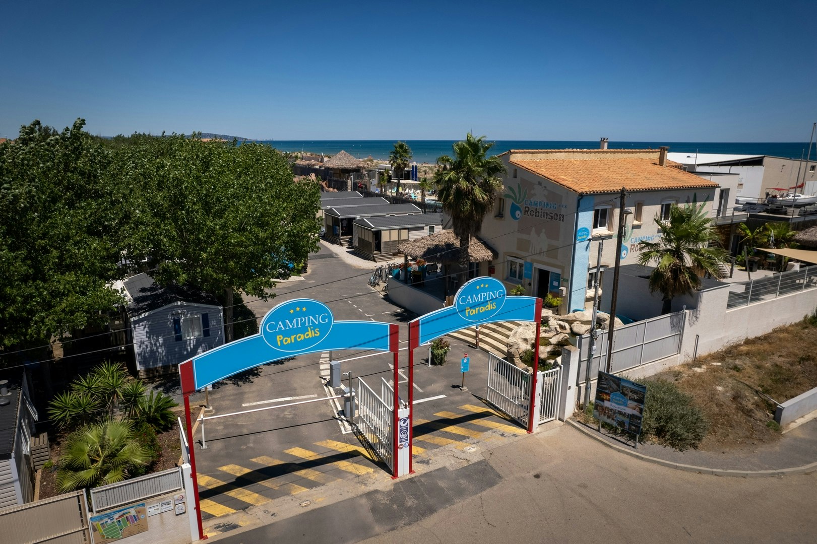 Camping Paradis Robinson  Camping Robinson - Einfahrt des Campingplatzes