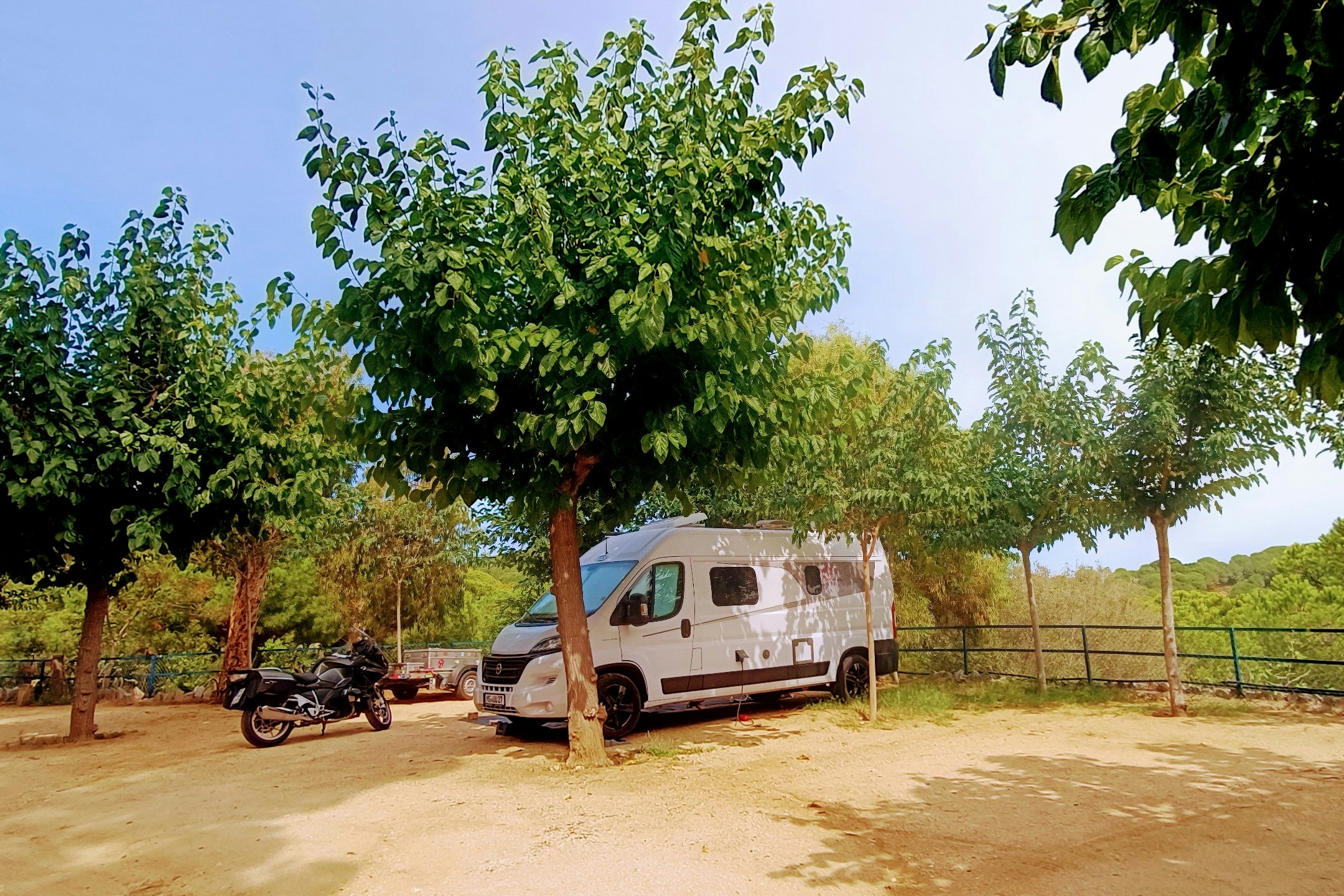 Camping Roca Grossa - Standplatz mit Camper und Motorrad