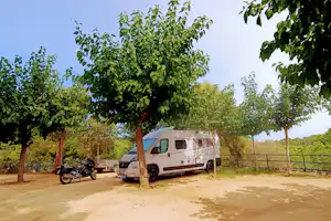 Camping Roca Grossa - Standplatz mit Camper und Motorrad