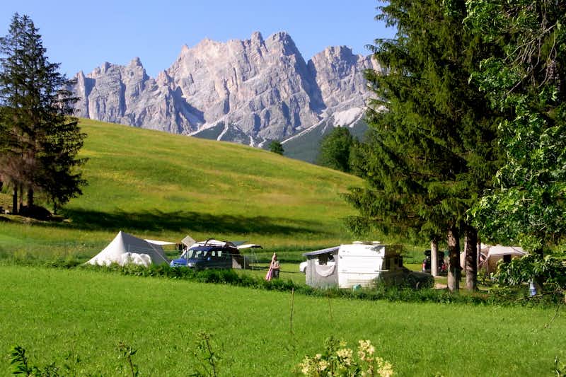 Camping Rocchetta  -  Wohnwagen- und Zeltstellplatz vom Campingplatz auf grüner Wiese mit Blick auf die Alpen