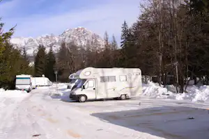 Camping Rocchetta - Wohnwagenstellplatz und Wohnmobilstellplatz vom Campingplatz mit Blick auf die Berge im Winter