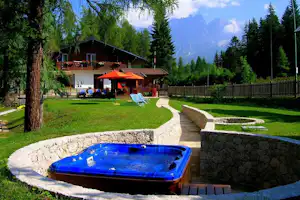 Camping Rocchetta - Whirlpool und Liegewiese auf dem Campingplatz, Hauptgebäude im Hintergrund