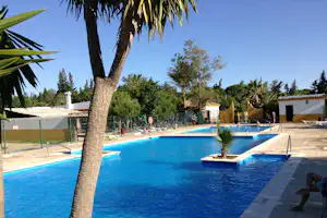 Camping Roche - Poolbereich vom Campingplatz mit Liegestühlen in der Sonne