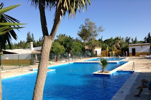 Camping Roche - Poolbereich vom Campingplatz mit Liegestühlen in der Sonne