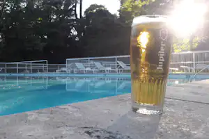 Camping Rochecondrie Loisirs - Campingplatzanlage mit Pool und Liegestühlen