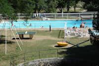 Camping Rochecondrie Loisirs - Gäste liegen am Pool in der Sonne