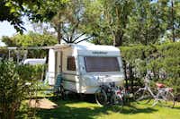 Camping Rodas  -  Wohnwagen auf dem Stellplatz vom Campingplatz im Grünen