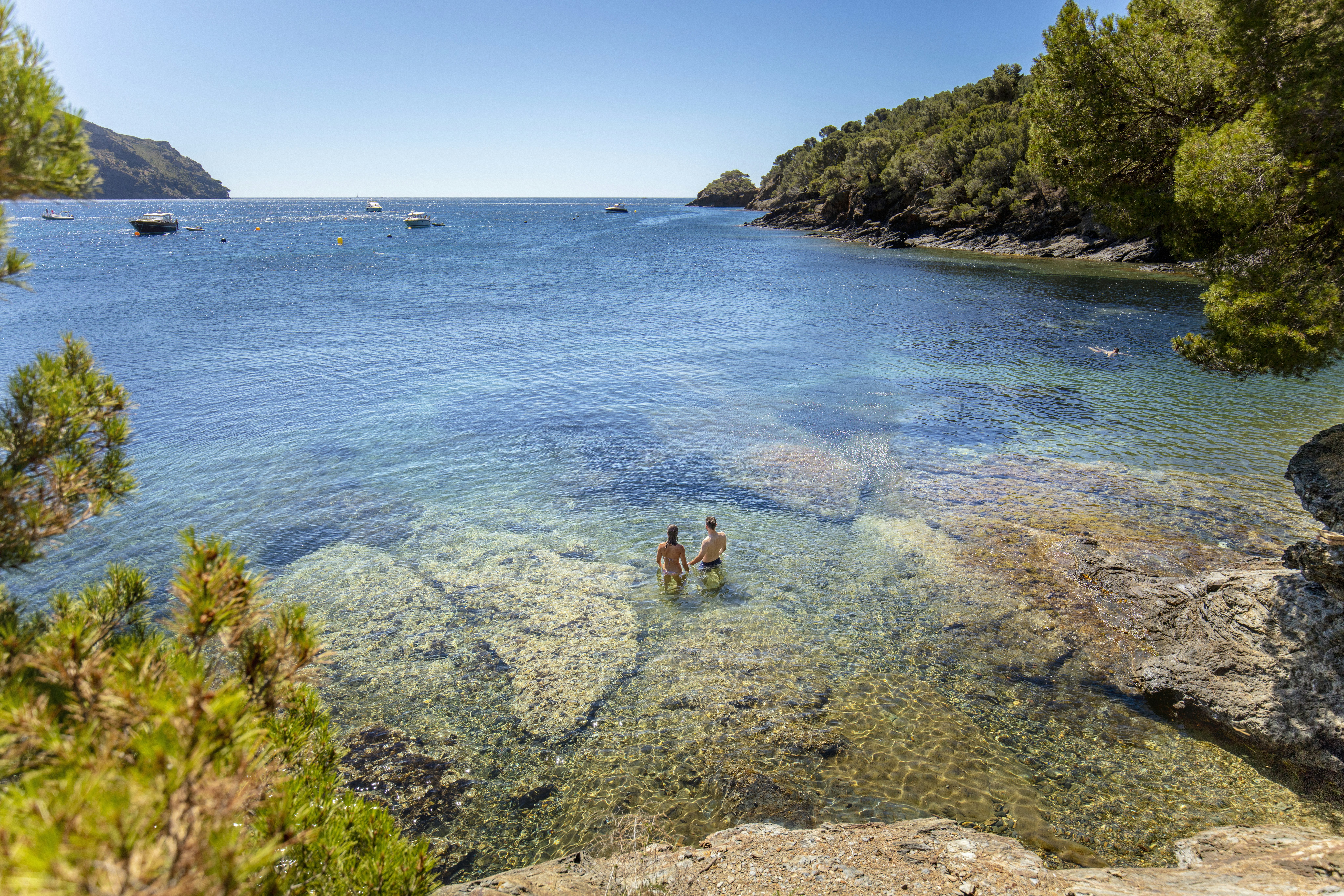 Camping Rodas - Gäste beim Baden im Meer