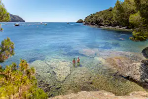 Camping Rodas - Gäste beim Baden im Meer