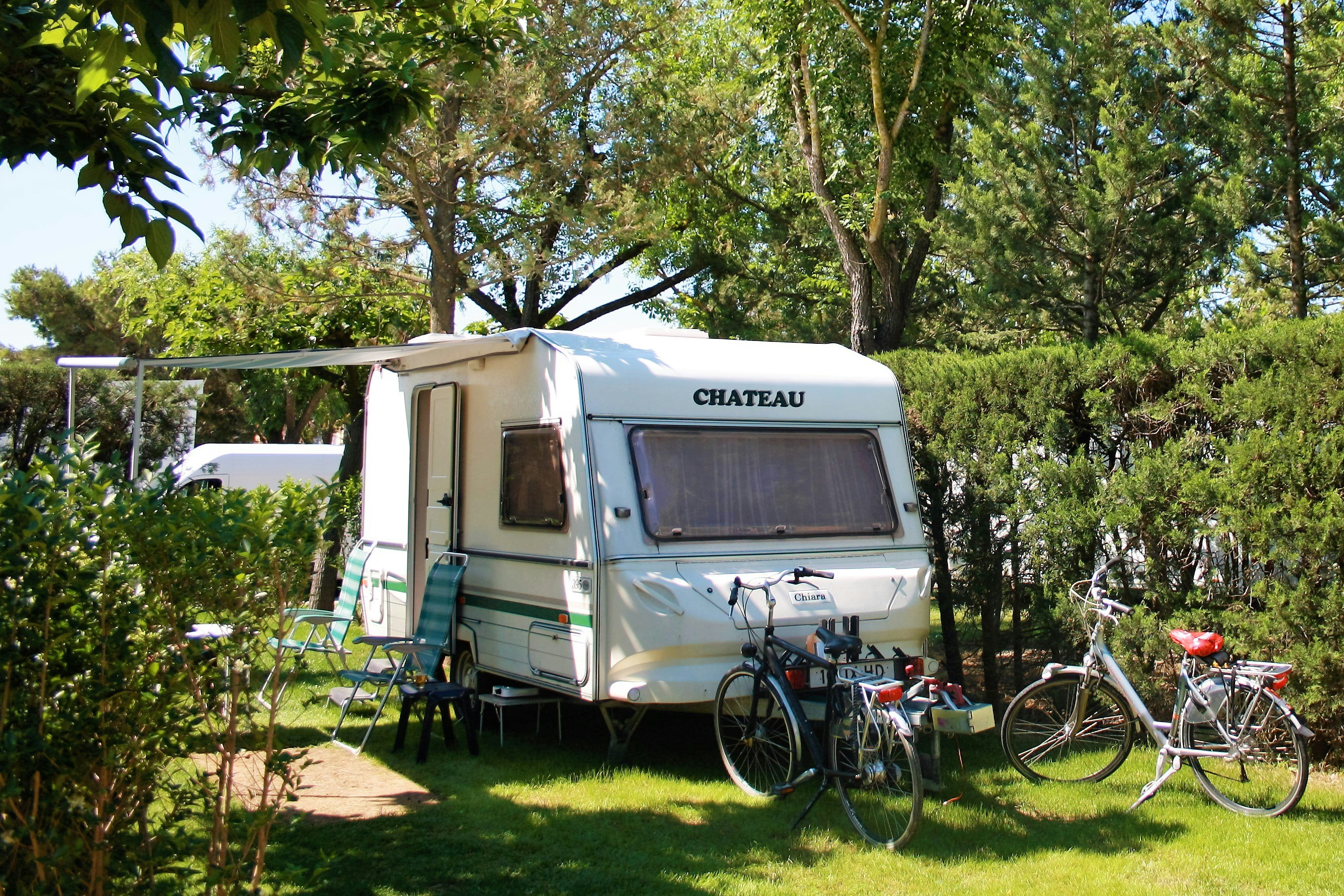 Camping Rodas - Standplätze im Grünen auf dem Campingplatz