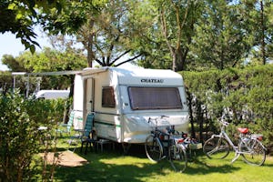 Camping Rodas - Standplätze im Grünen auf dem Campingplatz