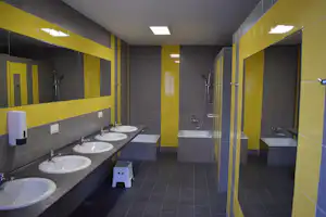 Camping Rodzinny (Nr. 105) - - Sanitärgebäude mit Waschbecken, Spiegel, Toiletten und Duschen
