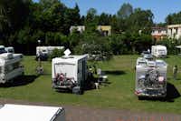 Camping Rodzinny (Nr. 105) -   Wohnmobil- und  Wohnwagenstellplätze auf der Wiese auf dem Campingplatz