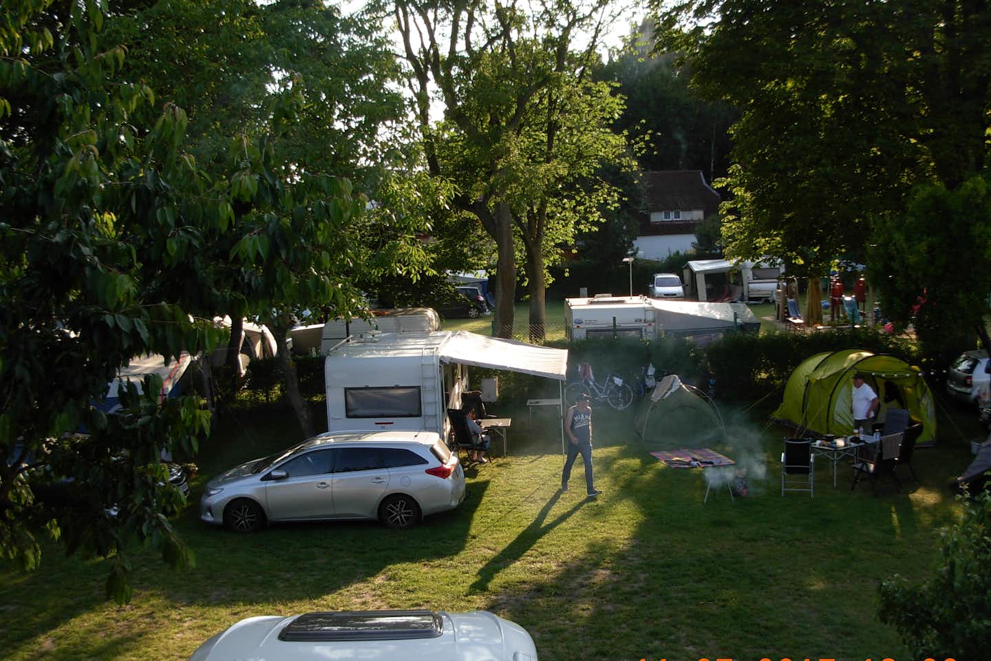 Camping Rodzinny (Nr. 105) Zeltplätze und Wohnmobil- und  Wohnwagenstellplätze auf der Wiese im Schatten der Bäume auf dem Campingplatz