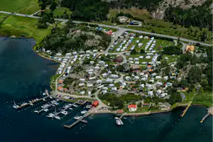 Camping Rörvik - Campingplatz am Wasser aus der Vogelperspektive
