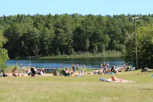 Camping Rösjöbaden - Liegewiese Campingplatz am See