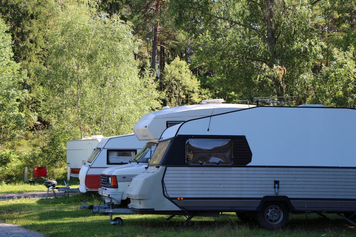 Camping Rösjöbaden - Wohnwagenstellplatz vom Campingplatz zwischen Bäumen